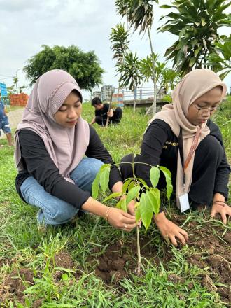 Mahasiswa KKN Kelompok 1, Adakan Penghijauan dengan penggiat Agro Link-Q